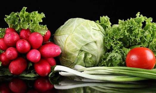 膳食应以谷类为主，多吃蔬菜水果和薯类，注意荤素 搭配。