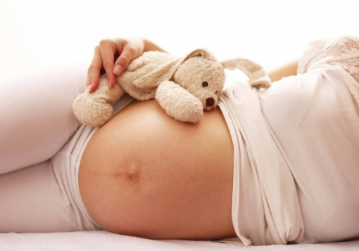 妇女怀孕后及时去医院体检，孕期体检至少 5 次，住 院分娩