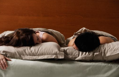 性心理：情侣睡姿暗示亲密状况