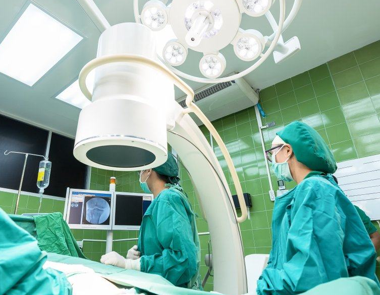 上海专家成功实施高难度手术 给7岁患儿带来新生