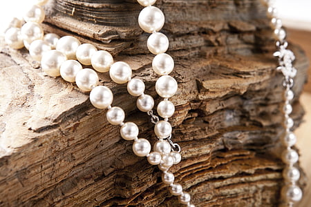 jewelry-pearl-necklace-chanel-thumb.jpg