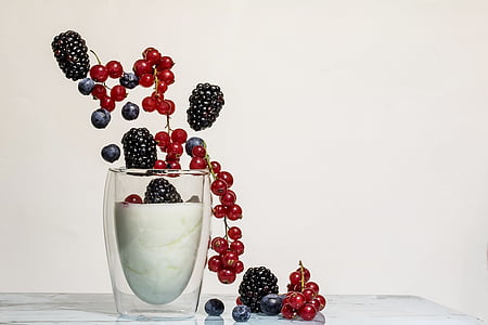 yogurt-fruits-blackberries-currants-thumb.jpg
