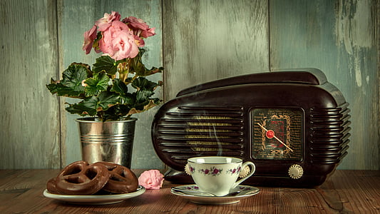 vintage-retro-radio-an-antique-thumb.jpg