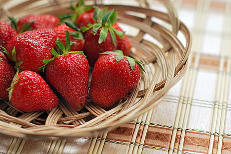 strawberry-berry-red-bowl-thumb.jpg