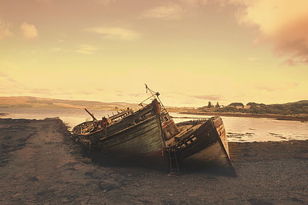 stranded-ships-wrecks-abandoned-thumb.jpg