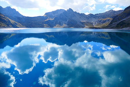 lüner-lake-clouds-mirroring-water-thumb.jpg