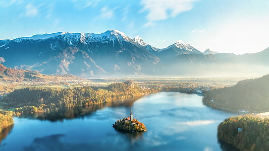 bled-slovenia-lake-mountains-thumb.jpg