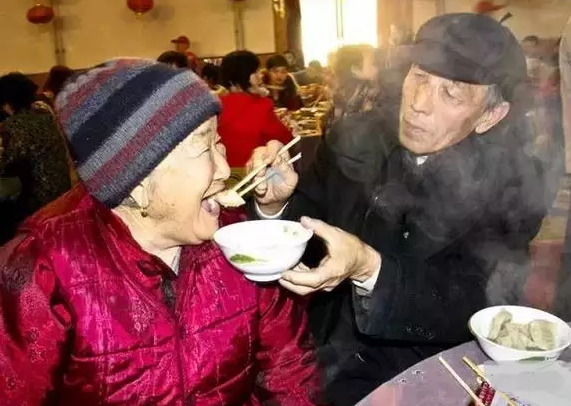 一生中最后的存折是老伴,感动ing