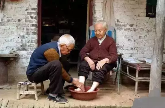 一生中最后的存折是老伴,感动ing