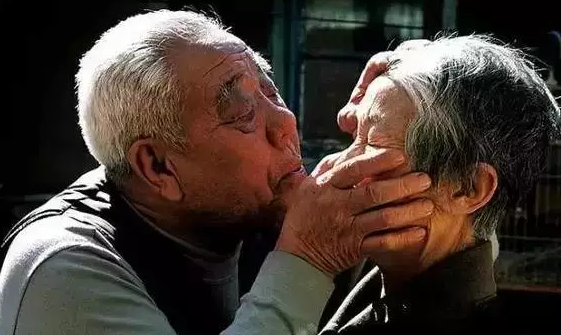 一生中最后的存折是老伴,感动ing