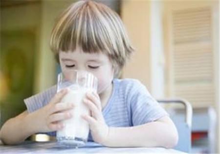 一杯牛奶强壮一个民族，孩子喝牛奶长身高的正确知识你了解吗？